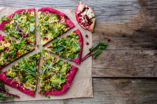 Rote Bete Pizza mit Sprossen und Granatapfelkernen