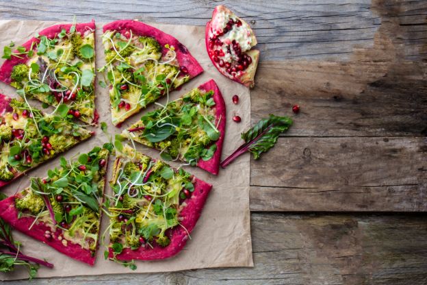 Rote Bete Pizza mit Sprossen und Granatapfelkernen