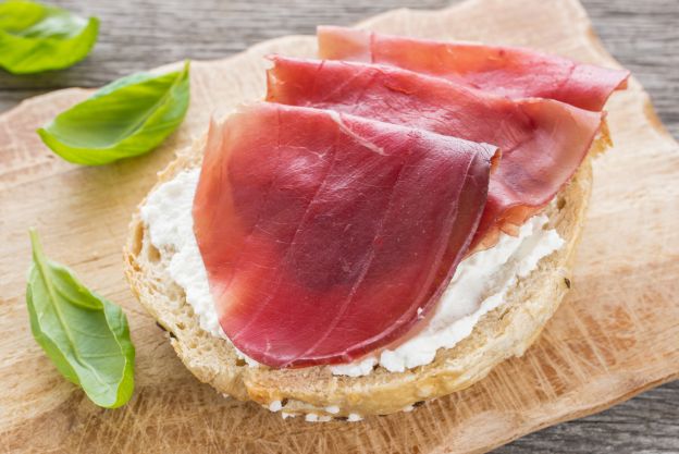 Toast mit Bresaola und Ziegenkäse