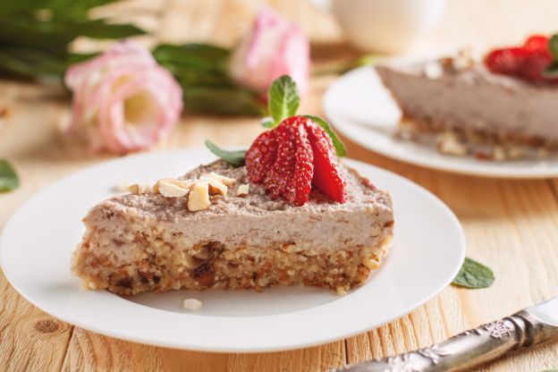 Veganer Cheese-Cake mit Nussboden und Waldfrüchten