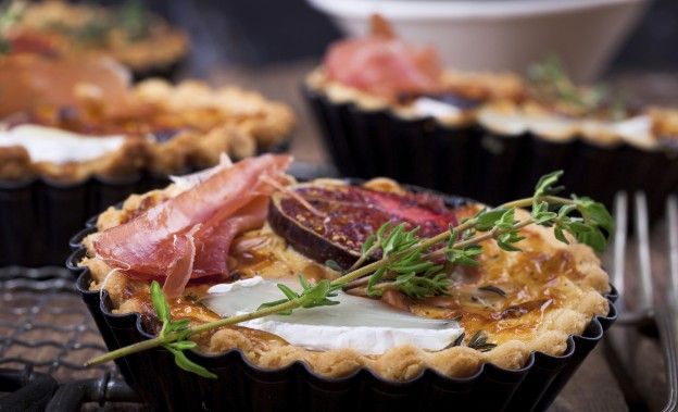 Mini-Quiche mit Feigen, Ziegenkäse und Schinken