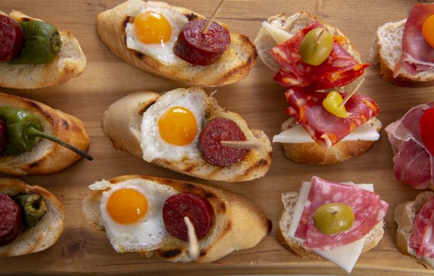 Pincho mit Chorizo und Ei