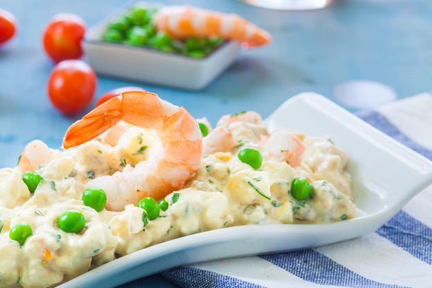 Kartoffelsalat mit großen Garnelen