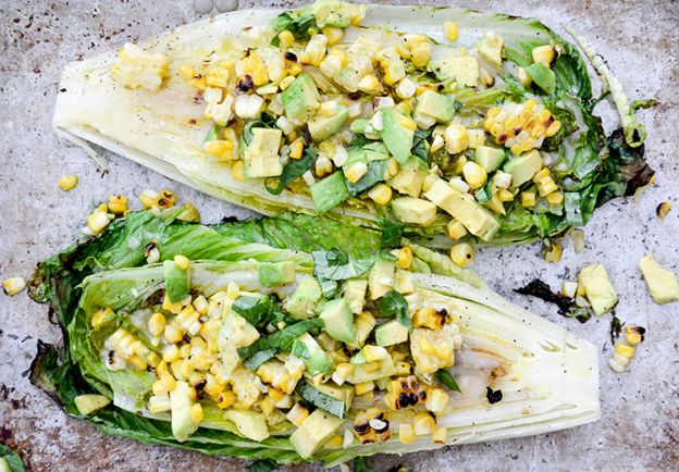 Gegrillter Römersalat mit Mais und Avocado