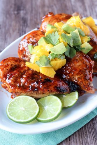 Sriracha glasiertes Huhn mit Mango Avocado Salsa