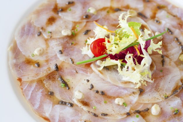 3. Schwertfisch Carpaccio mit grünem und rosa Pfeffer