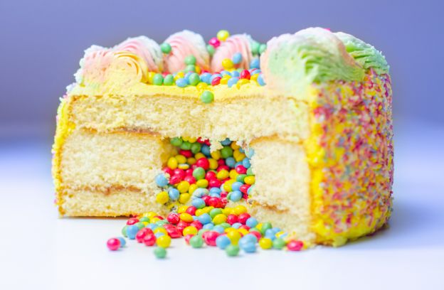 Pinata-Kuchen mit bunter Überraschung