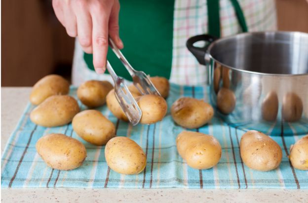 4. Schritt: Kartoffeln herausholen