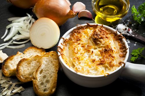 Unser Gaumen sagt Olàlà: Französische Zwiebelsuppe mit Käse überbacken