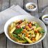Glutenfreier Penne-Salat mit knackigem Gemüse und Curry-Dressing