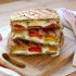 Die Sandwiches halbieren und sofort servieren