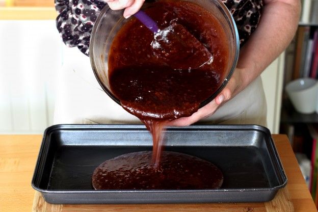 Den Brownieteig in die Form füllen