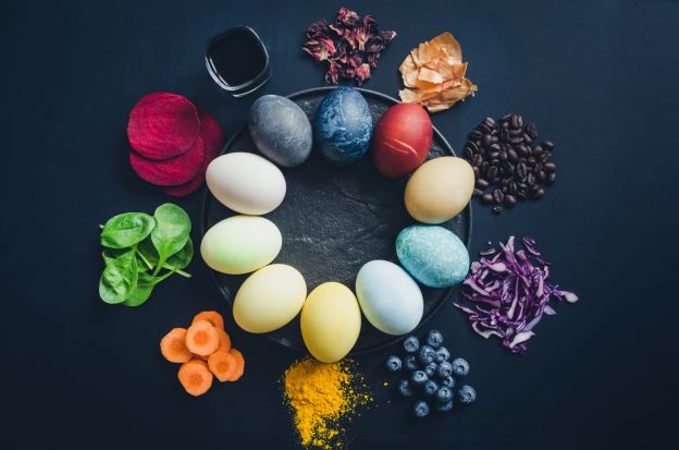 Eier mit natürlichen Zutaten färben