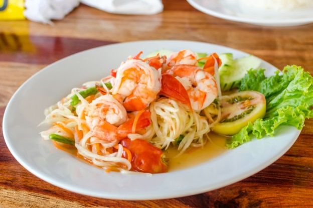 Grüner Papaya-Salat mit marinierten Garnelen: Som Tam