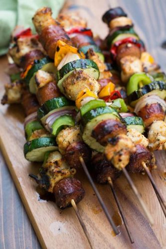 Gegrillter Cajun Hühnchen- und Würstchenkebab