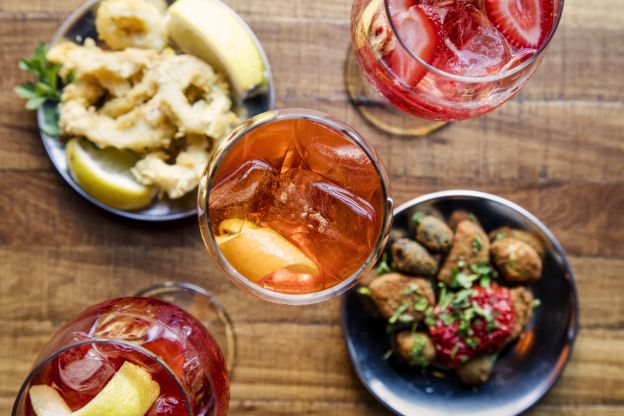 Apérol Spritz mit Knabbereien