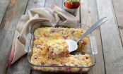 Dieser saftige Erdbeer-Streusel-Auflauf wird eure Gäste begeistern!