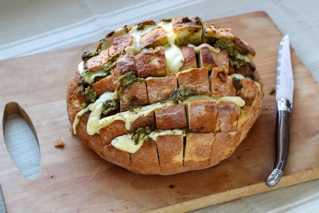 Zupfbrot mit Pesto und Cantal-Käse