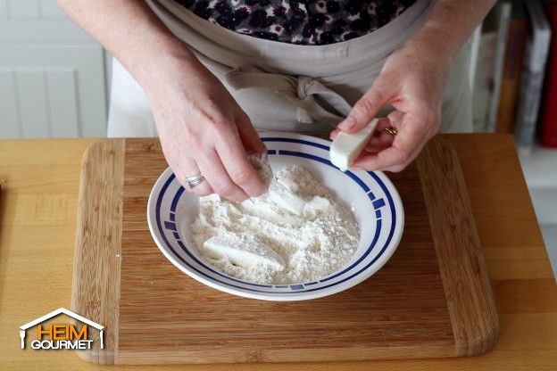Jede Mozzarellascheibe in Mehl wälzen und anschließend abklopfen