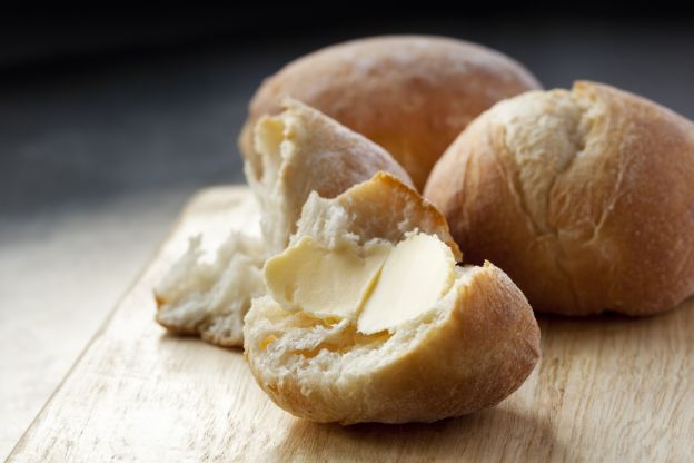 Serviert selbstgebackenes Brot