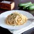 Zucchini und Pinienkerne