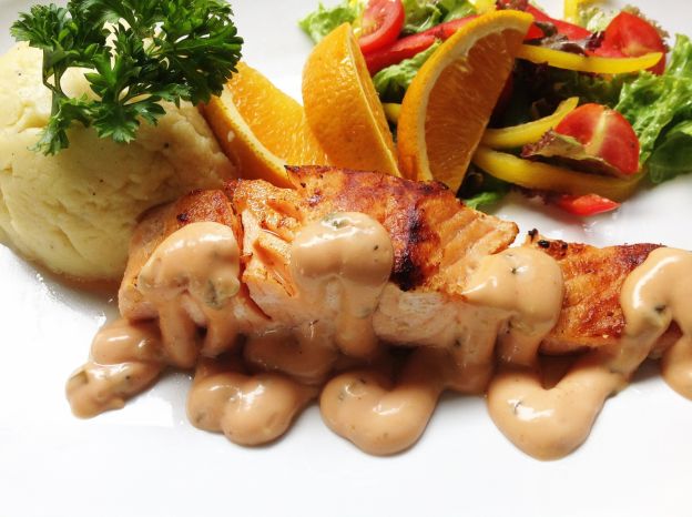 Lachs mit pikanter Mayonnaise