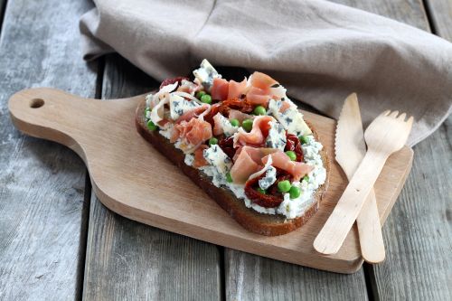 Italienischer Brotaufstrich mit Blauschimmelkäse für würzige Bruschettas