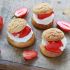 Windbällchen mit Erdbeeren und Sahne