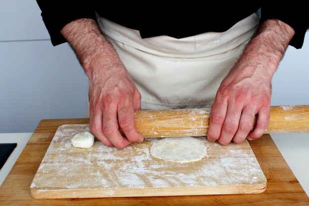 Jedes Teigstück ausrollen