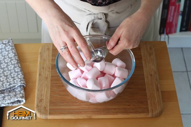 Die Marshmallows in eine Schüssel geben und Wasser hinzufügen