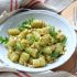 Hausgemachte Gnocchis mit Pesto, Rucola und Pinienkernen