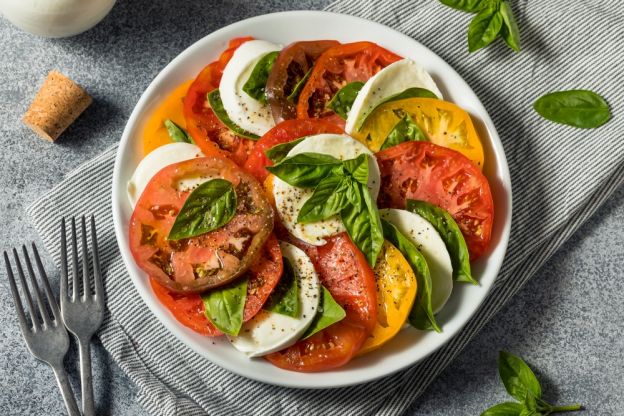 Bunter Caprese-Salat mit alten Tomatensorten
