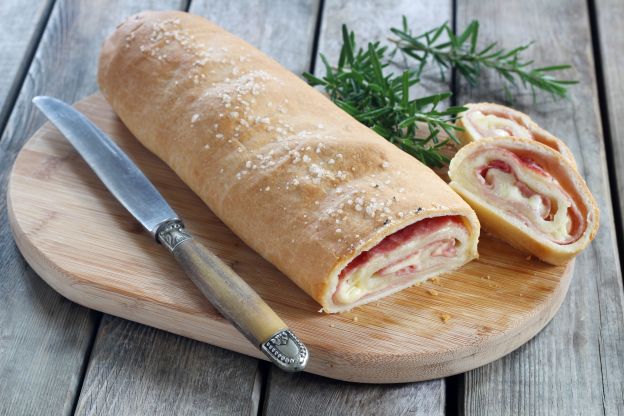 Gerolltes Brot mit Käse und Schinken