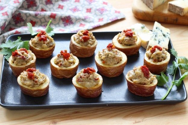 Gefüllte Kartoffeln mit würzigem Käse und getrockneten Tomaten