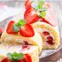 Biskuitrolle mit Erdbeeren