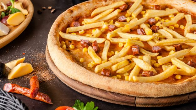 Oktoberfest-Pizza mit Pommes