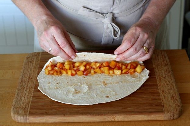 Die Tortilla einrollen