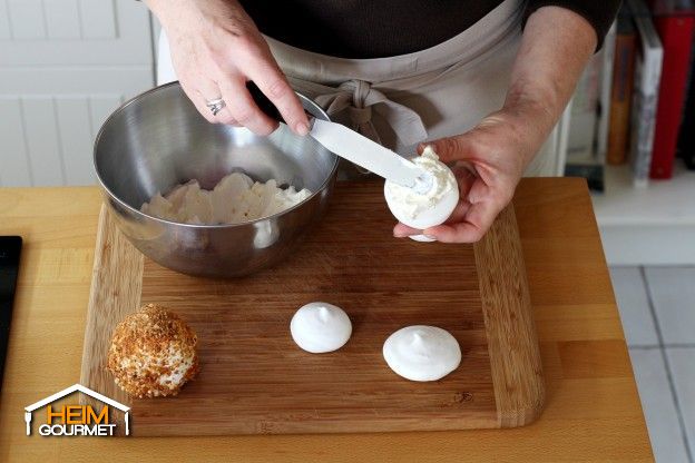 2 bis 3 Stunden vor dem Servieren, die Pralinen zusammenbauen: