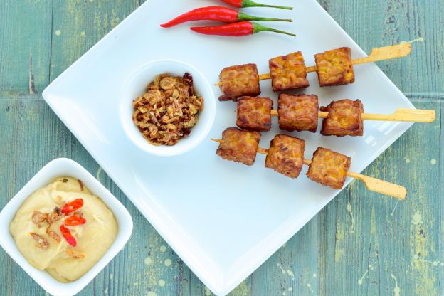 Tempeh-Spieße mit Express-Ingwer-Erdnusssauce