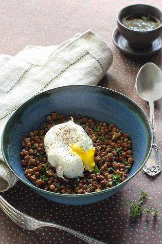 Linsensalat mit Kräutern und pochiertem Ei