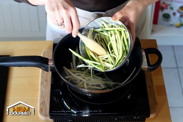 Die Zucchini andünsten
