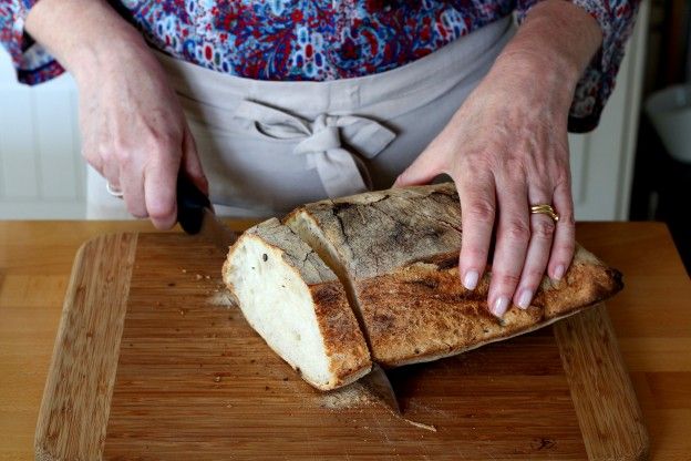 Brot schneiden und toasten