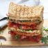 Deluxesandwich mit Bacon, Käse und Rucola