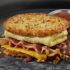 Frühstückssandwich mit Hashbrown-Kartoffeln