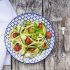 Zucchinispaghetti mit Kirschtomaten und Mozzarella