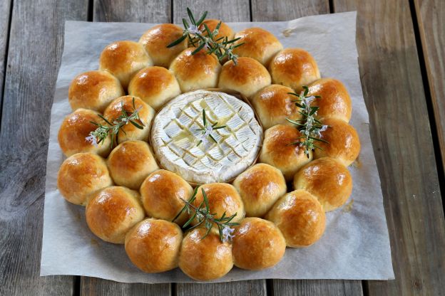 Hefebällchen mit Camembert