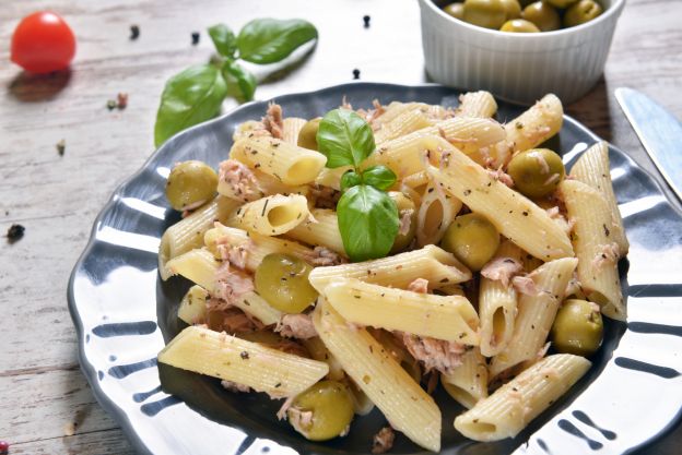 Pennesalat mit Thunfisch