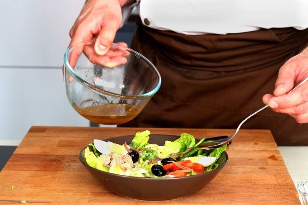 Vinaigrette hinzugeben