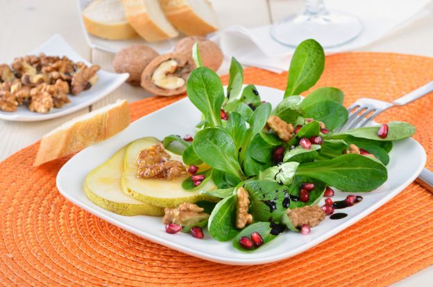Feldsalat mit Birne, Walnüssen und Balsamicodressing