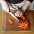 Schneidet die Karotten in dünne Streifen